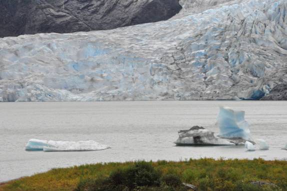 Pequenos icebergs e a incrível Medenhall Glacier, em Juneau, a capital do Alaska